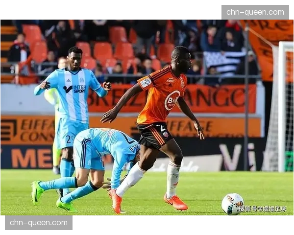 雨战导致场地积水严重,图卢兹对阵洛里昂比赛多次暂停