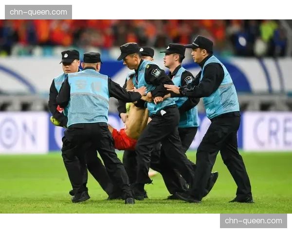 赛场花絮:小球迷冲入场内,被安保人员迅速带离 赛场花絮:小球迷冲入场内,被安保人员迅速带离