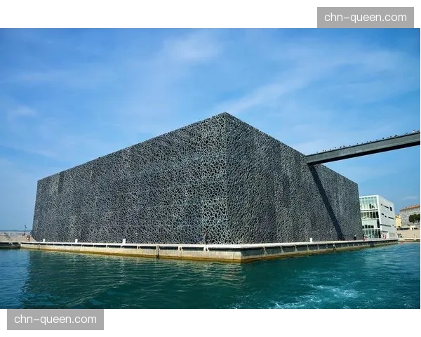 马赛俱乐部博物馆举办“地中海德比”历史特展,展出多件珍贵球衣