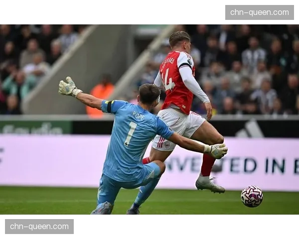 瞬间特写:波鸿门将里曼扑出关键点球,力保球门不失 瞬间特写:波鸿门将里曼扑出关键点球,力保球门不失
