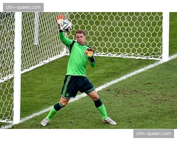 特写：诺伊尔完成德甲第500次出场，赛前接受全场掌声致敬