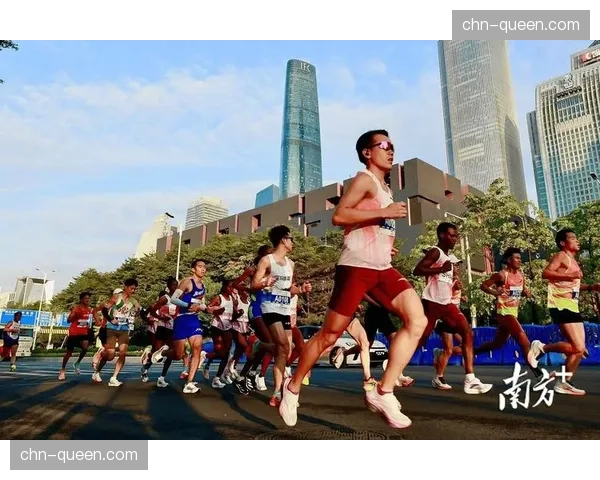 王胜冲过终点线后与队友拥抱，男子U23组包揽前三的团队胜利